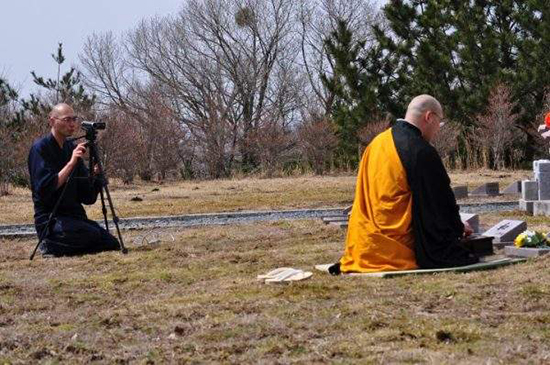 從物質(zhì)祭奠到精神祭奠 高科技掃墓你能接受嗎？