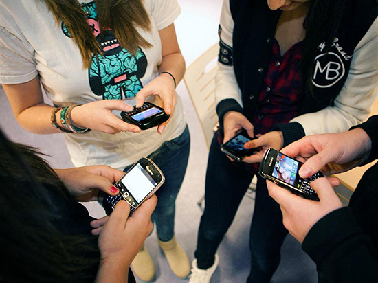 孩子沉迷手機(jī)不能自拔怎么辦？這份攻略或許能幫到你