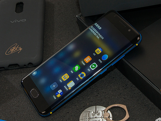 別不服，這些手機把屏幕玩得溜到飛起