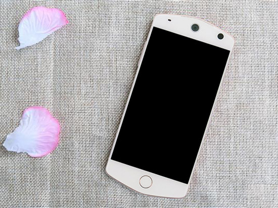 自拍也人工智能？美圖新機(jī)發(fā)布日前曝光