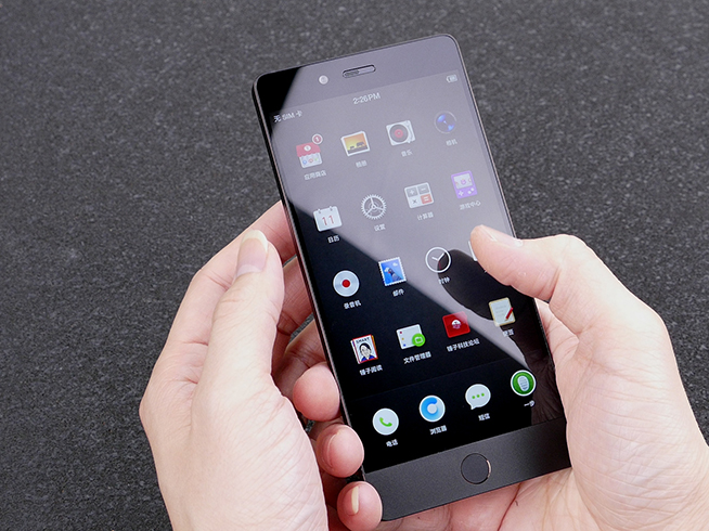 堅(jiān)果Pro初體驗(yàn)：手感無法描述的雙攝手機(jī)