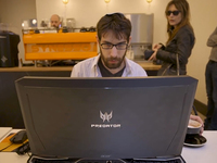 宇宙最強(qiáng)筆記本電腦試用！就是不太方便攜帶