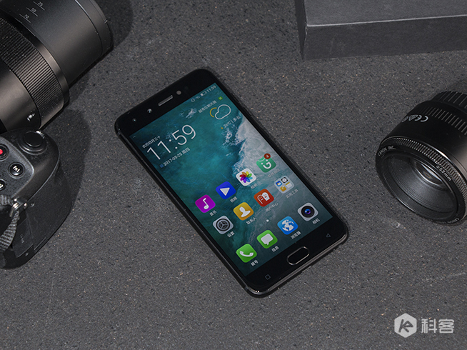 四攝更清晰！薛之謙代言金立S10上手圖賞