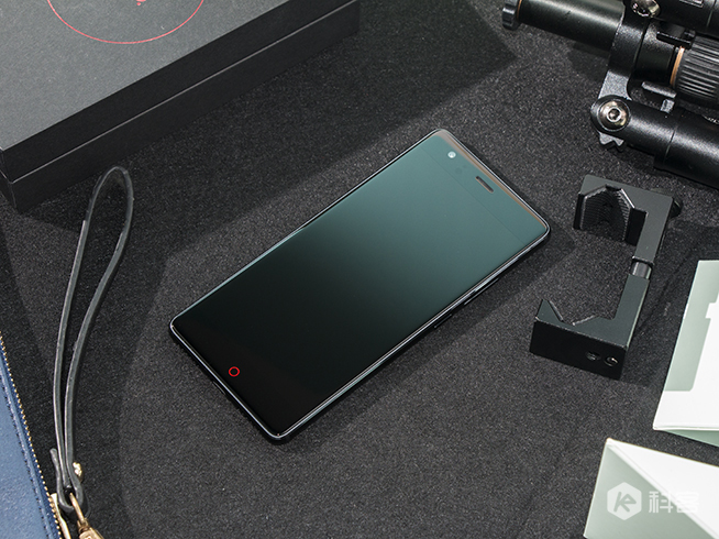 8GB內(nèi)存+無邊框設(shè)計(jì)！nubia Z17真機(jī)圖賞