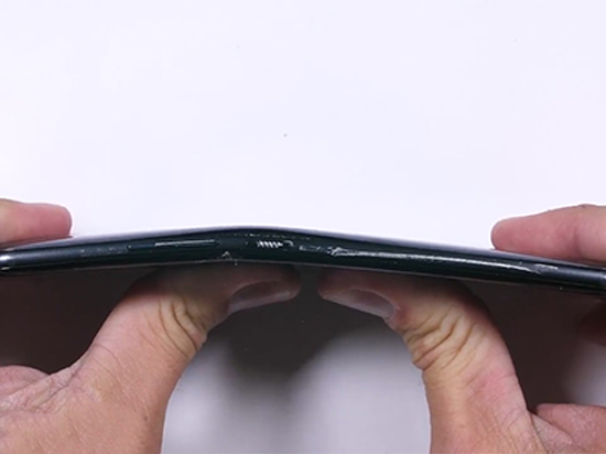 軟件強(qiáng)大硬件弱雞？HTC U11輕而易舉被掰彎