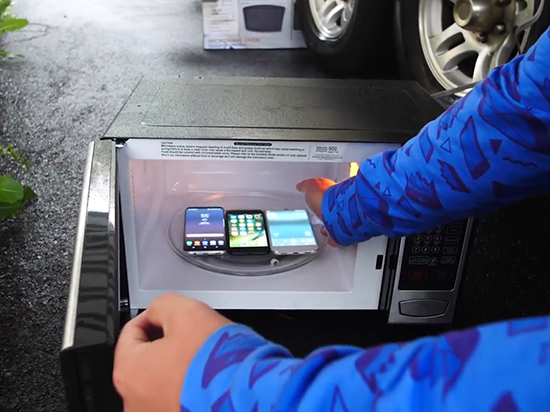 微波爐加熱iPhone 7、三星S8 誰(shuí)能堅(jiān)持過(guò)5秒?