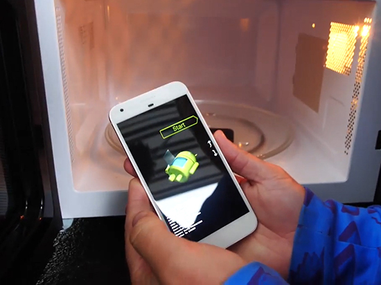 微波爐加熱iPhone 7、三星S8 誰(shuí)能堅(jiān)持過(guò)5秒?