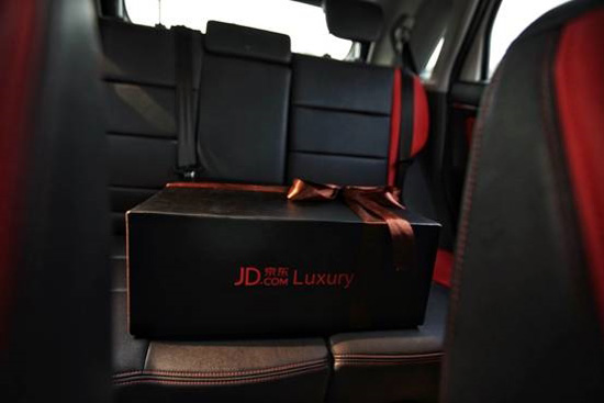 快遞小哥為你穿上帥氣西裝！京東開始提供奢侈品配送服務