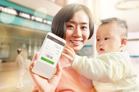 醫(yī)保移動支付成新戰(zhàn)場？ 支付寶上線“電子社?？ā惫δ?/></p><p>　　6月21日，支付寶聯(lián)合杭州市人力社保局、市衛(wèi)計委，杭州市民卡有限公司推出了“電子社?？ā?。杭州人以后可以憑這張?zhí)摂M卡看病買藥，支持醫(yī)保結(jié)算，大大方便了社?？ㄊ褂昧鞒?。</p><p>　　2014年，支付寶發(fā)布了“未來醫(yī)院”計劃。該計劃旨在幫助醫(yī)院建立移動醫(yī)療體系，從而激活醫(yī)療服務(wù)全生態(tài)，比如打通醫(yī)保、商保等，最終將協(xié)同生態(tài)伙伴共同搭建基于大數(shù)據(jù)的健康管理平臺，實現(xiàn)從治療到預(yù)防的轉(zhuǎn)變。</p><p>　　而在去年5月底，支付寶就率先在深圳人社上線醫(yī)保移動支付，截止目前已經(jīng)與100個城市達成社保方面的合作。微信則在去年6月中旬也于深圳試點醫(yī)保移動支付，未來醫(yī)保移動支付將成雙方又一新戰(zhàn)場。</p><p><img src=