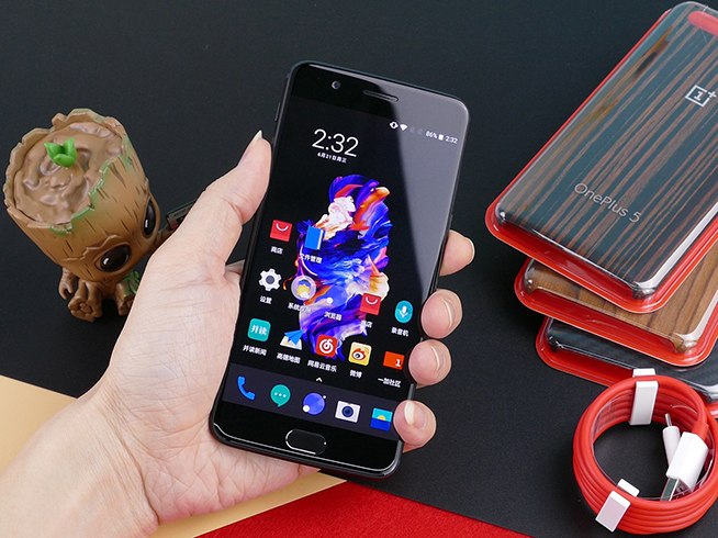 8G內(nèi)存跑分18萬！雙攝有點特別的一加5上手體驗