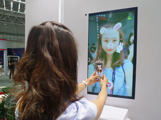 美圖的美顏相機(jī)有多紅？Facebook都要請(qǐng)他來(lái)提供AR濾鏡