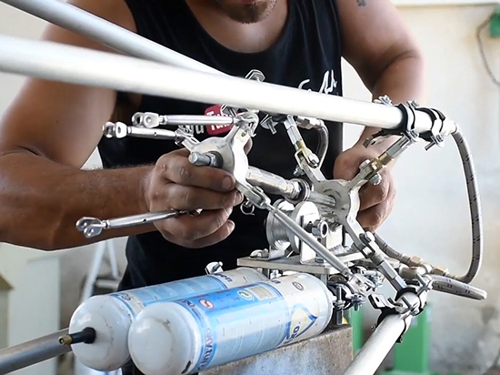 服了！被無人機(jī)偷拍后 決定自制氣壓彈射炮反擊