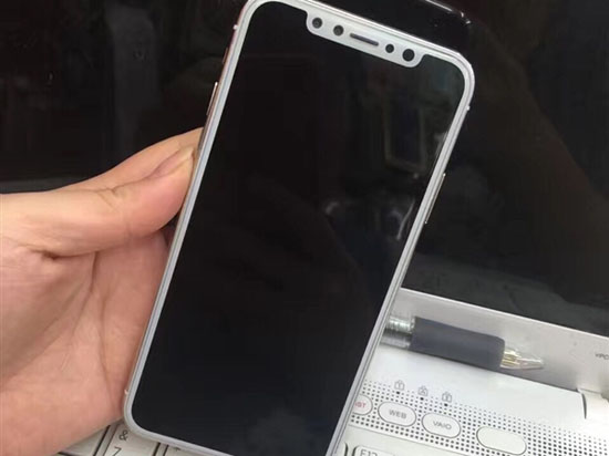 配件商偷跑iPhone 8定妝樣機(jī)：屏占比奇高 5.8吋單手可握