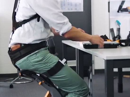 現(xiàn)代無影凳？這凳子能穿在身上，想坐就坐想走就走！