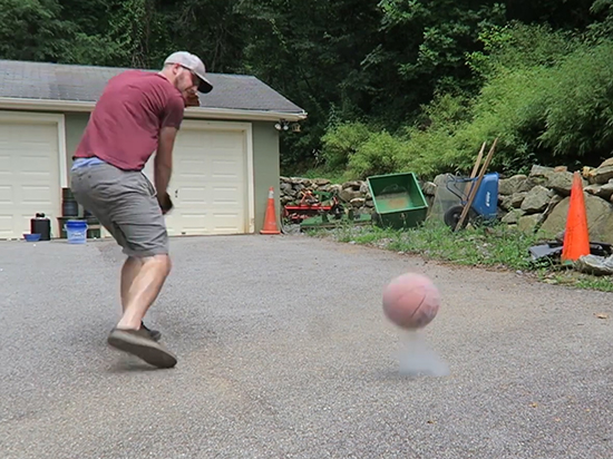 被液氮泡過(guò)的籃球會(huì)被摔碎？答案很可能會(huì)讓你懷疑人生