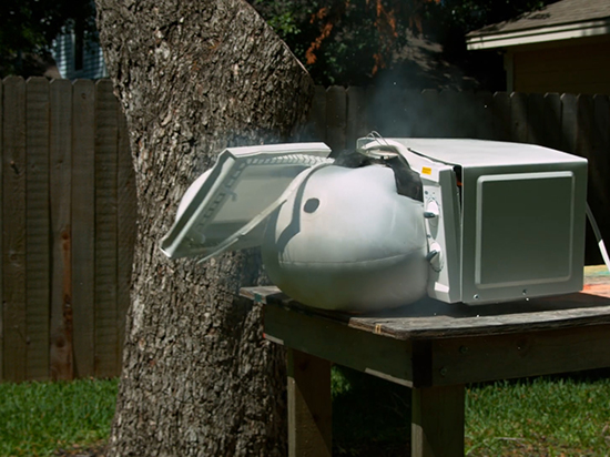 汽車(chē)安全氣囊爆發(fā)測(cè)試：威力比你想象中的還要大很多