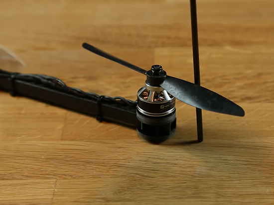 無(wú)人機(jī)有多危險(xiǎn)？實(shí)測(cè)高速轉(zhuǎn)動(dòng)下螺旋槳砍東西如切菜