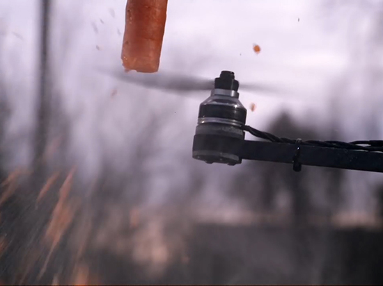 無(wú)人機(jī)有多危險(xiǎn)？實(shí)測(cè)高速轉(zhuǎn)動(dòng)下螺旋槳砍東西如切菜