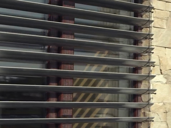 擔心家里停電沒網(wǎng)絡？這套太陽能百葉窗幫到你