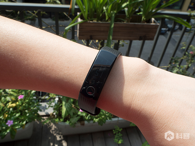 AMAZFIT米動手環(huán)對比榮耀手環(huán)3：彩色大屏的優(yōu)勢居然這么大？