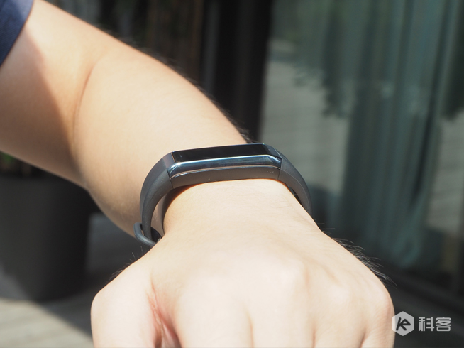 AMAZFIT米動手環(huán)對比榮耀手環(huán)3：彩色大屏的優(yōu)勢居然這么大？