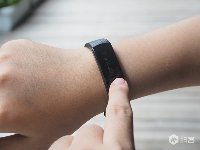 AMAZFIT米動手環(huán)對比榮耀手環(huán)3：彩色大屏的優(yōu)勢居然這么大？