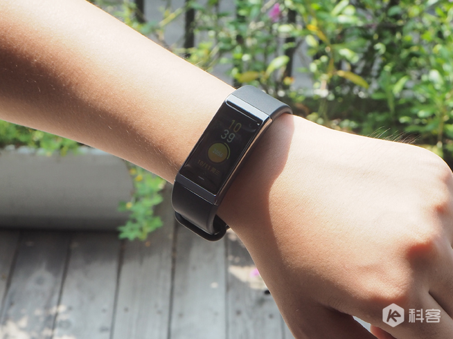 AMAZFIT米動手環(huán)對比榮耀手環(huán)3：彩色大屏的優(yōu)勢居然這么大？