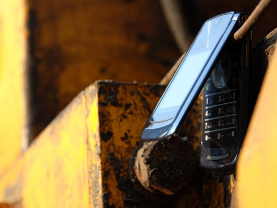 摩托羅拉復(fù)刻翻蓋神機(jī)RAZR，正面對(duì)標(biāo)諾基亞3310