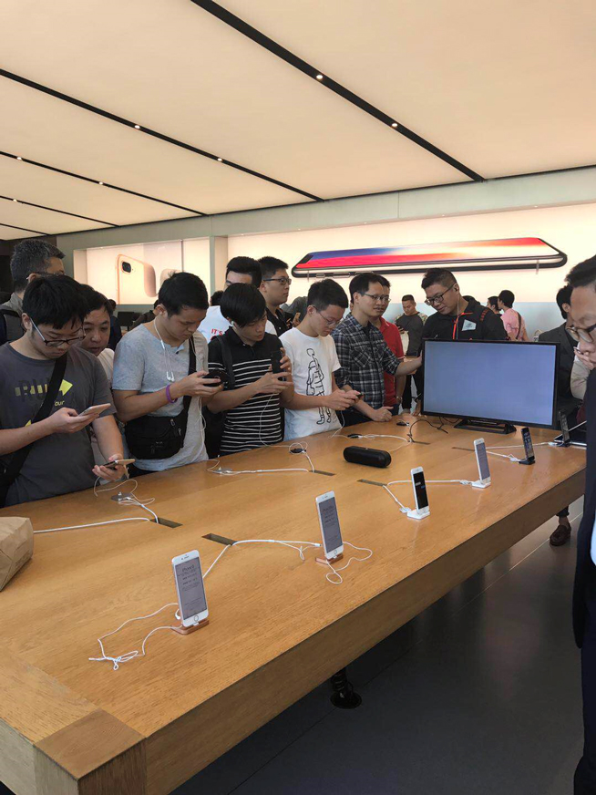 iPhone X上市現(xiàn)場(chǎng)：蘋(píng)果店排長(zhǎng)龍，果粉愛(ài)不釋手