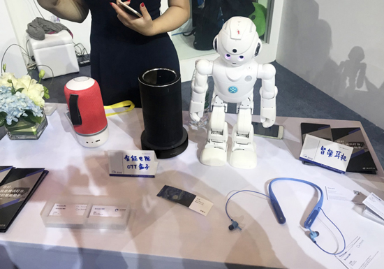 爭(zhēng)奪下一個(gè)語(yǔ)音助手入口：騰訊攜手愛(ài)浪推出AI語(yǔ)音耳機(jī)