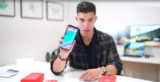 科客晚報(bào)：明年新iPhone通通標(biāo)配全面屏，羅永浩自夸堅(jiān)果Pro2是王者