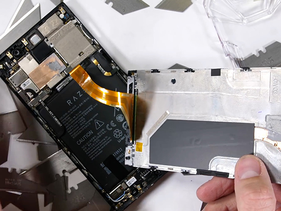 雷蛇安卓旗艦手機拆解：屏幕設(shè)計特別還兼具散熱功能
