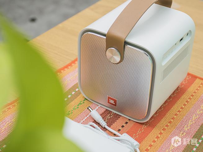 天貓魔屏使用評(píng)測(cè)：高Bigger年貨！能隨身攜帶的電影院