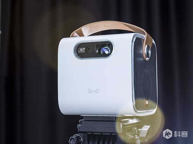 天貓魔屏使用評(píng)測(cè)：高Bigger年貨！能隨身攜帶的電影院