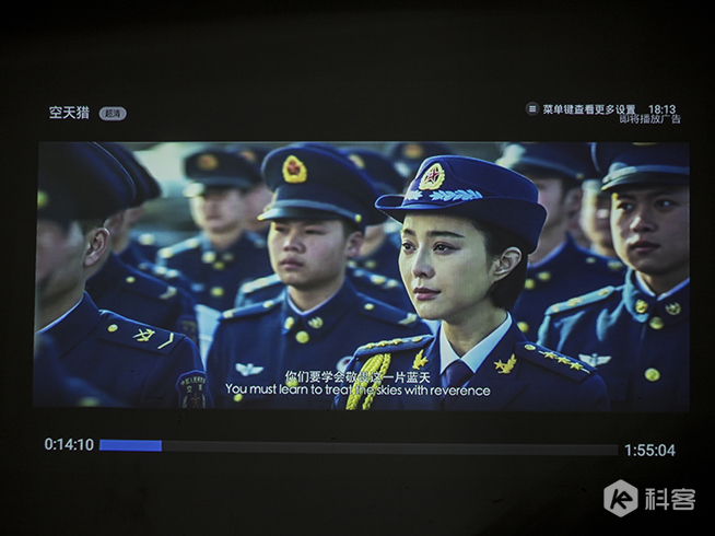 天貓魔屏使用評(píng)測(cè)：高Bigger年貨！能隨身攜帶的電影院