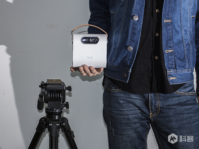 天貓魔屏使用評(píng)測(cè)：高Bigger年貨！能隨身攜帶的電影院