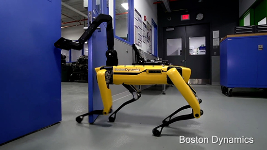 SpotMini機械狗相互合作: 大黃來幫我開下門, 好咧!