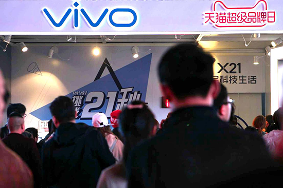 像買飲料一樣買手機(jī)？vivo攜天貓推全球首臺手機(jī)無人販賣機(jī)