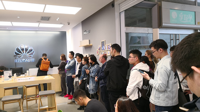 華為P20系列熱銷勢頭不減 極光色一機(jī)難求