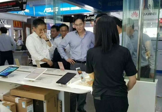 近期手機(jī)大佬都很忙：雷軍拜訪不忘秀新機(jī) 三星老大向小米取經(jīng)