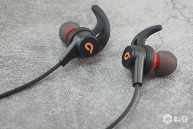 愛浪藍牙運動耳機W1體驗評測：讓人滿意的佩戴和續(xù)航表現(xiàn)