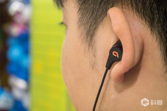 愛浪藍牙運動耳機W1體驗評測：讓人滿意的佩戴和續(xù)航表現(xiàn)