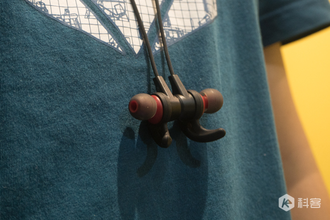 愛浪藍牙運動耳機W1體驗評測：讓人滿意的佩戴和續(xù)航表現(xiàn)