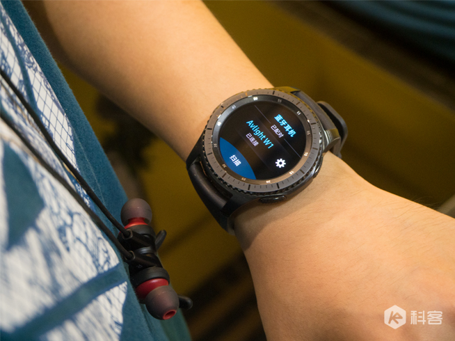 愛浪藍牙運動耳機W1體驗評測：讓人滿意的佩戴和續(xù)航表現(xiàn)