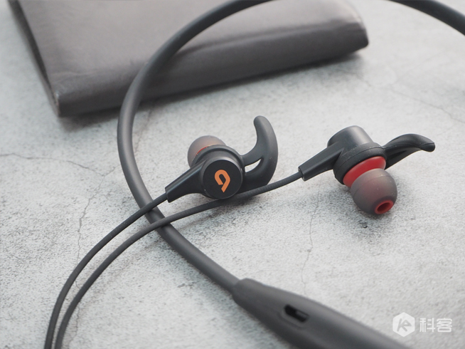 愛浪藍牙運動耳機W1體驗評測：讓人滿意的佩戴和續(xù)航表現(xiàn)