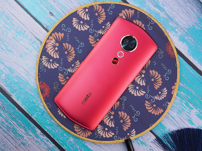 美圖T9開(kāi)箱體驗(yàn): 手機(jī)性能提升 拍照功能更豐富