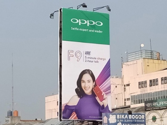 OPPO F9真機現(xiàn)身：美人尖全面屏 背部配色很妖艷 