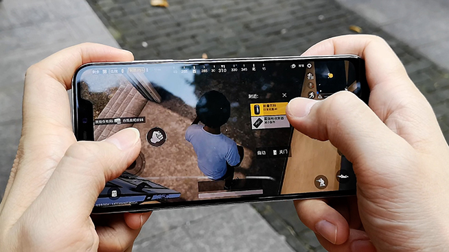 小米8榮耀Play發(fā)熱對(duì)比：35°C戶外吃雞到底有沒有影響