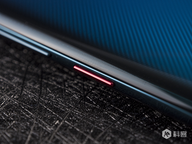 華為Mate 20設(shè)計(jì)解析：靈感來(lái)自超跑四眼車(chē)燈 工藝再創(chuàng)新