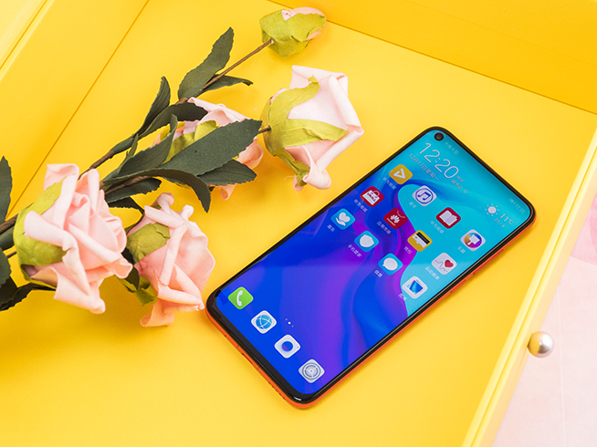 華為nova4蜜語紅圖賞:極點全面屏91.8%屏占比 4800萬像素三攝